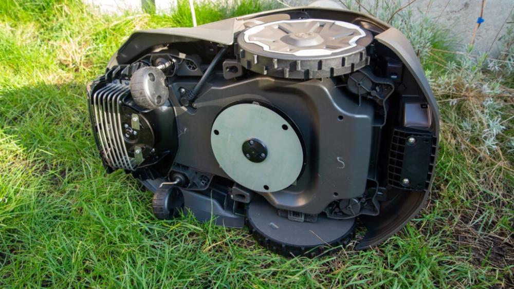 Praca robota Husqvarna Automower z funkcją EdgeCut