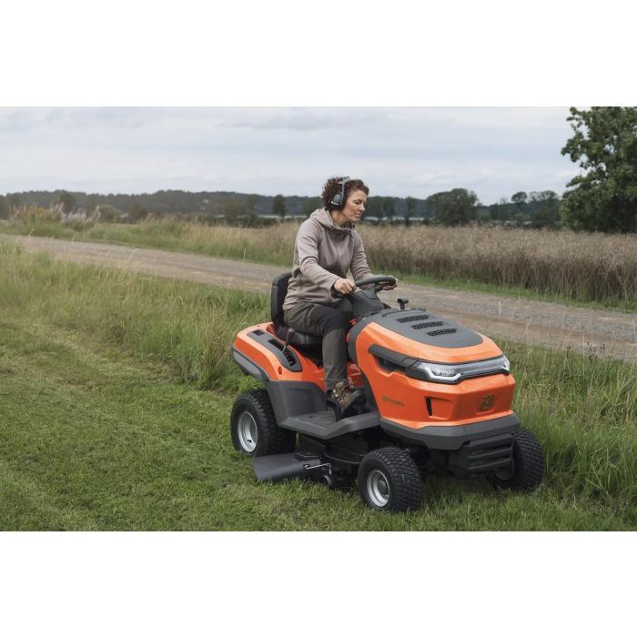 Husqvarna TS 215T Traktorek ogrodowy spalinowy z wyrzutem bocznym
