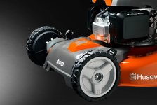 Husqvarna LC 353AWD Kosiarka spalinowa 970450101 970 45 01‑01 zapewnia lepszą przyczepność na nierównej, wilgotnej, śliskiej nawierzchni