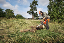 Husqvarna 450e II Pilarka spalinowa łańcuchowa 970559535 970 55 95‑35 w pracach leśnych