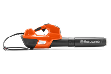 Husqvarna 530iBX Dmuchawa do liści akumulatorowa 967941406 967 94 14‑06 Prąd powietrza znajduje się w jednej linii z uchwytem dla łatwego manewrowania