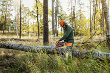 Husqvarna 340i Pilarka akumulatorowa łańcuchowa 967987914 967 98 79‑14 zapewnia niski poziom drgań i hałasu