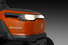 Husqvarna TC 114 Traktor ogrodowy spalinowy 970622301 970 62 23‑01 Podwójne przednie reflektory zapewniają dobrą widoczność podczas jazdy w ciemności