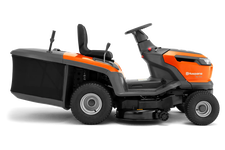 Husqvarna TC 114 Traktor ogrodowy spalinowy z koszem 970622301 970 62 23‑01 posiada zamontowany hak holowniczy z tyłu