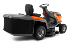 Husqvarna TC 114 Traktor ogrodowy spalinowy z koszem 970622301 970 62 23‑01 zbiera skoszoną trawę, pozostawiając w rezultacie czysty trawnik