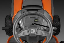 Husqvarna TC 242T Traktor ogrodowy spalinowy z koszem 960510191 960 51 01‑91 Ergonomiczna, duża kierownica