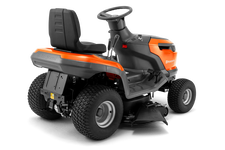 Husqvarna TS 112 Traktor ogrodowy z wyrzutem bocznym 970622401 970 62 24‑01 posiada zamontowany hak holowniczy, który umożliwia korzystanie z wielu akcesoriów 