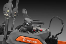 Husqvarna ZTH Z454X Kosiarka spalinowa o zerowym promieniu skrętu 970576401 970 57 64‑01 Przesuwny, regulowany fotel