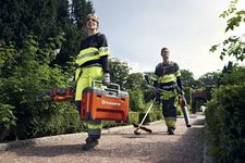 Husqvarna 40-C1000X4 Ładowarka 970704801 970 70 48‑01 Kompaktowa konstrukcja do przenoszenia