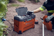 Husqvarna 40-C1000X4 Ładowarka 970704801 970 70 48‑01 Schowek na narzędzia