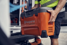 Husqvarna 40-C1000X4 Ładowarka 970704801 970 70 48‑01 Dzięki zintegrowanym uchwytom bocznym urządzenie można podnosić