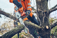 Husqvarna T542i XP Pilarka akumulatorowa łańcuchowa 970646814 970 64 68‑14 dla profesjonalnych wspinaczy na drzewa