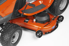 Husqvarna TC 238TX Traktor ogrodowy spalinowy 960510192 960 51 01‑92 Tłoczone urządzenie tnące wzmocnione stalą dla wytrzymałości na przedniej i bocznej krawędzi