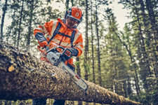 Husqvarna 562 XPG Pilarka spalinowa łańcuchowa 970663618 970 66 36‑18 ułatwia ścinanie twardego drewna