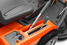 Husqvarna R 214TC Rider spalinowy 970569101 970 56 91‑01 Noże włączają się automatycznie po opuszczeniu zespołu tnącego