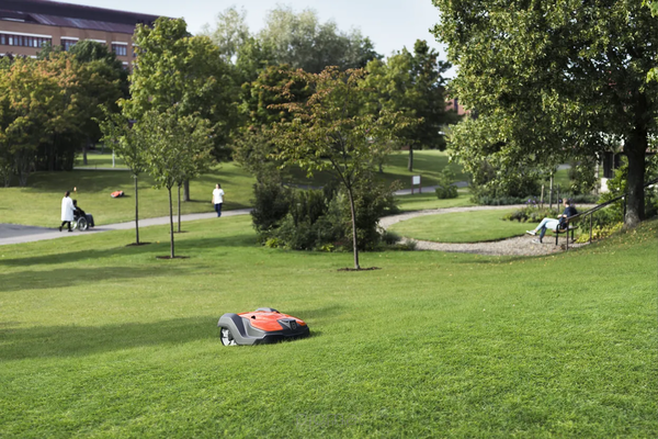 Robot koszący cena - czyli, ile trzeba zapłacić za dobrą kosiarkę automatyczną?